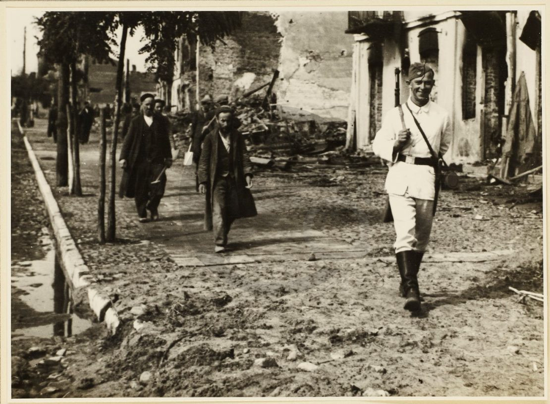 Niemiecki żołnierz prowadzi Żydów na prace przymusowe. Zdjęcie pochodzi ze zbiorów Haus der Wannsee-Konferenz, nr inw.: Seeliger-54